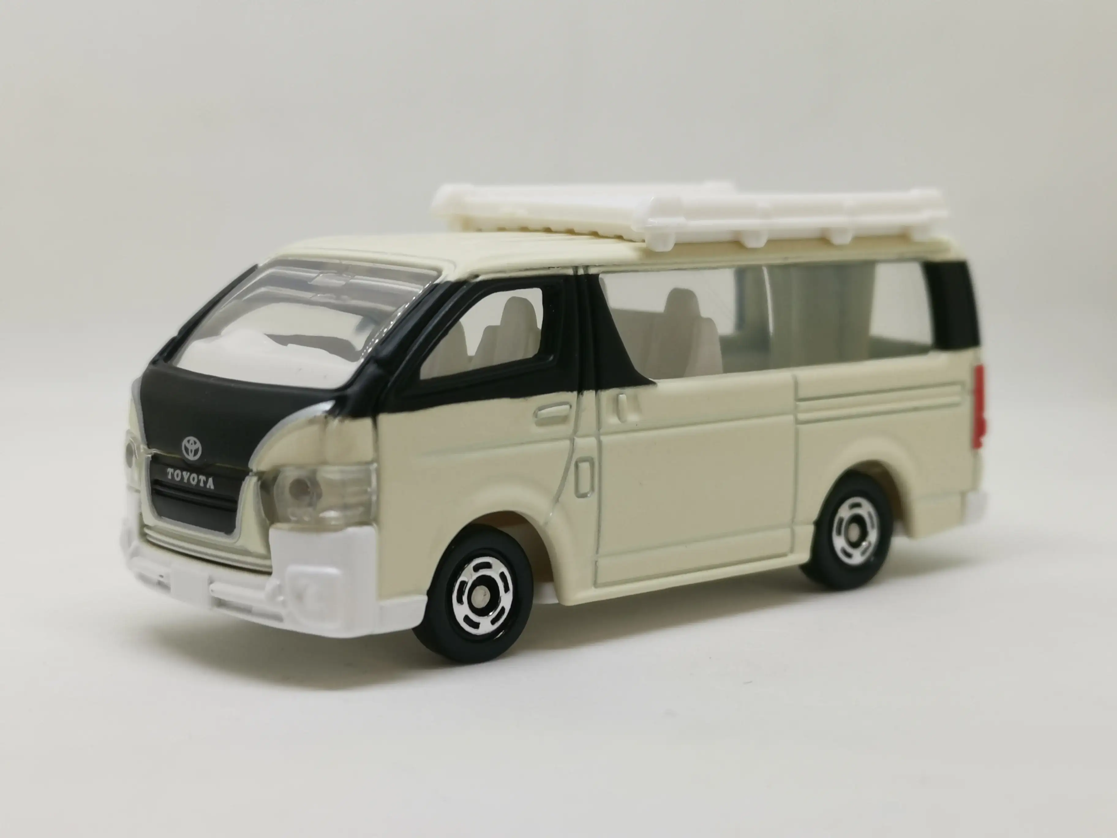 Tomica #113 Toyota Hiace 1st edition - Image 2