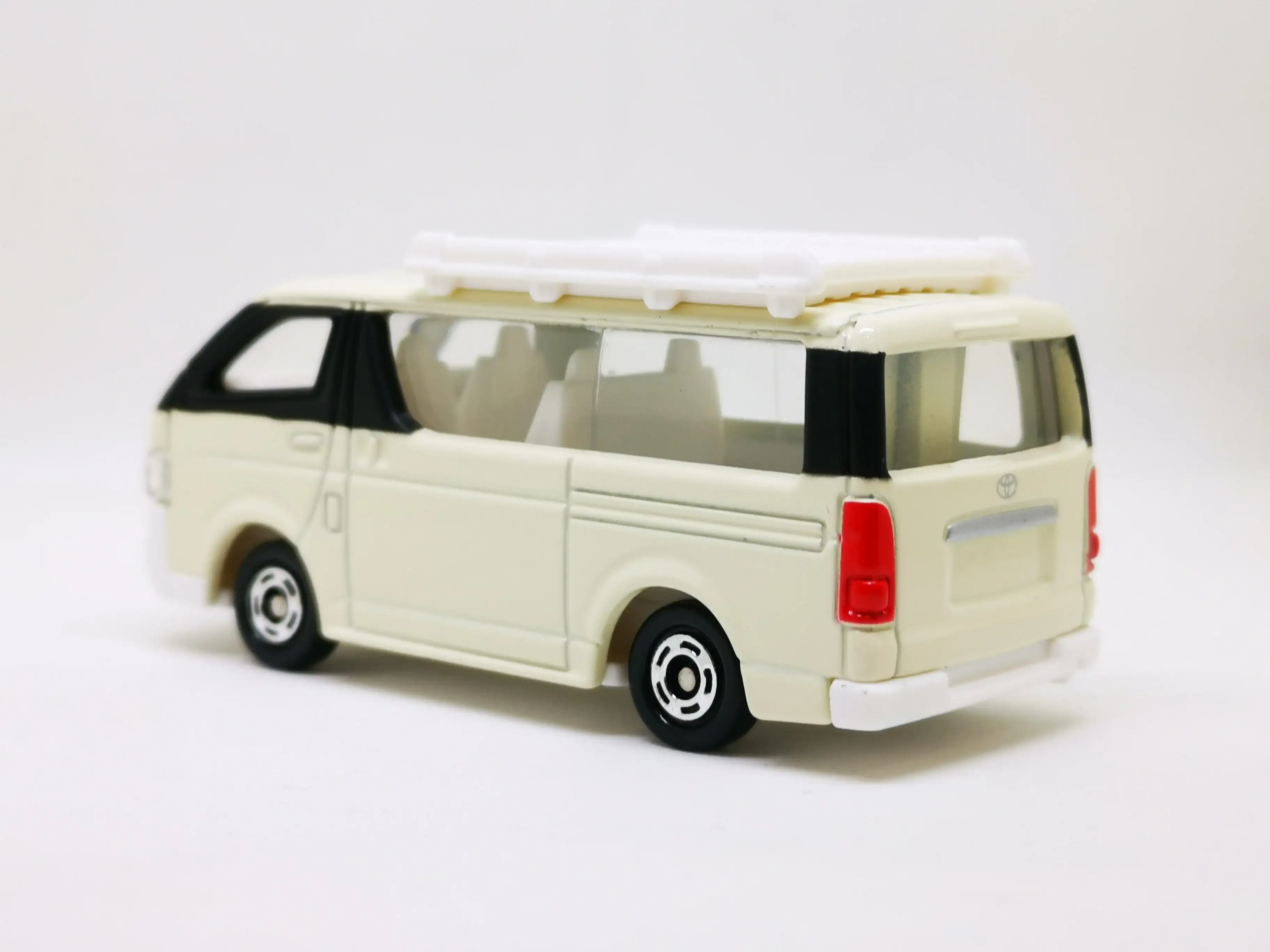 Tomica #113 Toyota Hiace 1st edition - Image 3