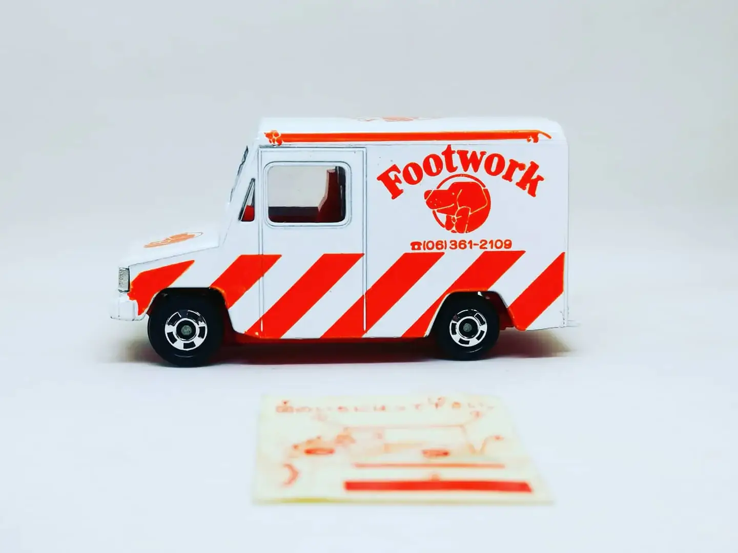 Tomica #27 Isuzu
Hipac Van footwork
Made in Japan - Image 2