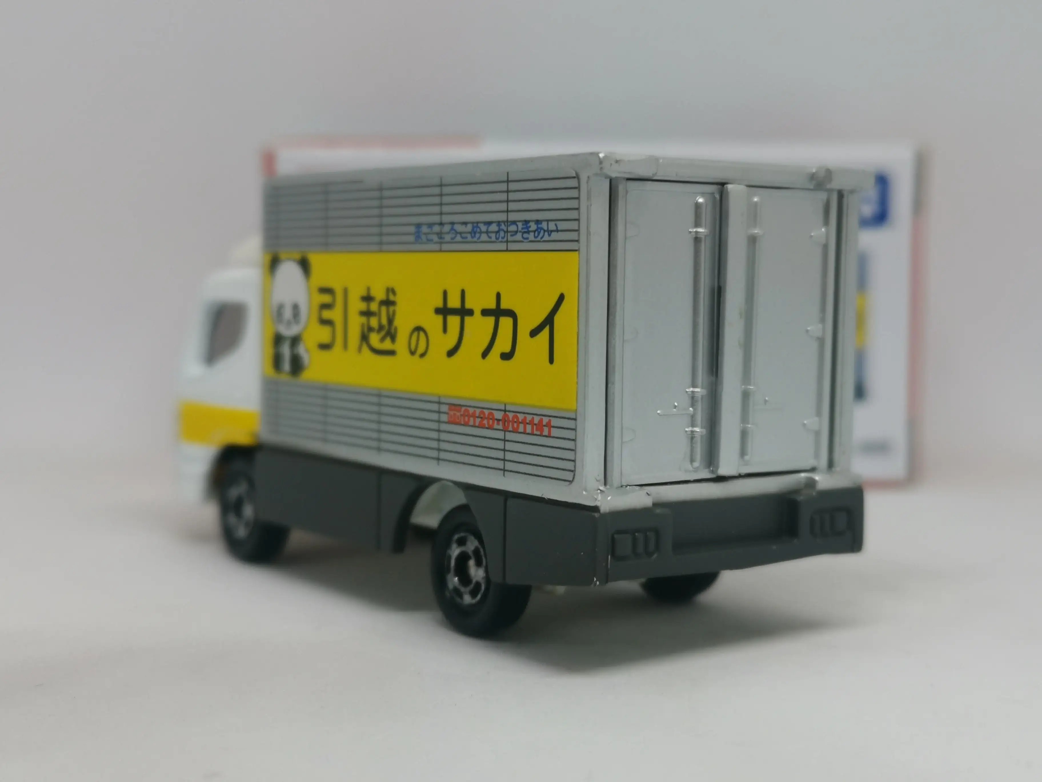 Tomica #29 Mitsubishi Fuso Canter House Moving Truck - Image 3