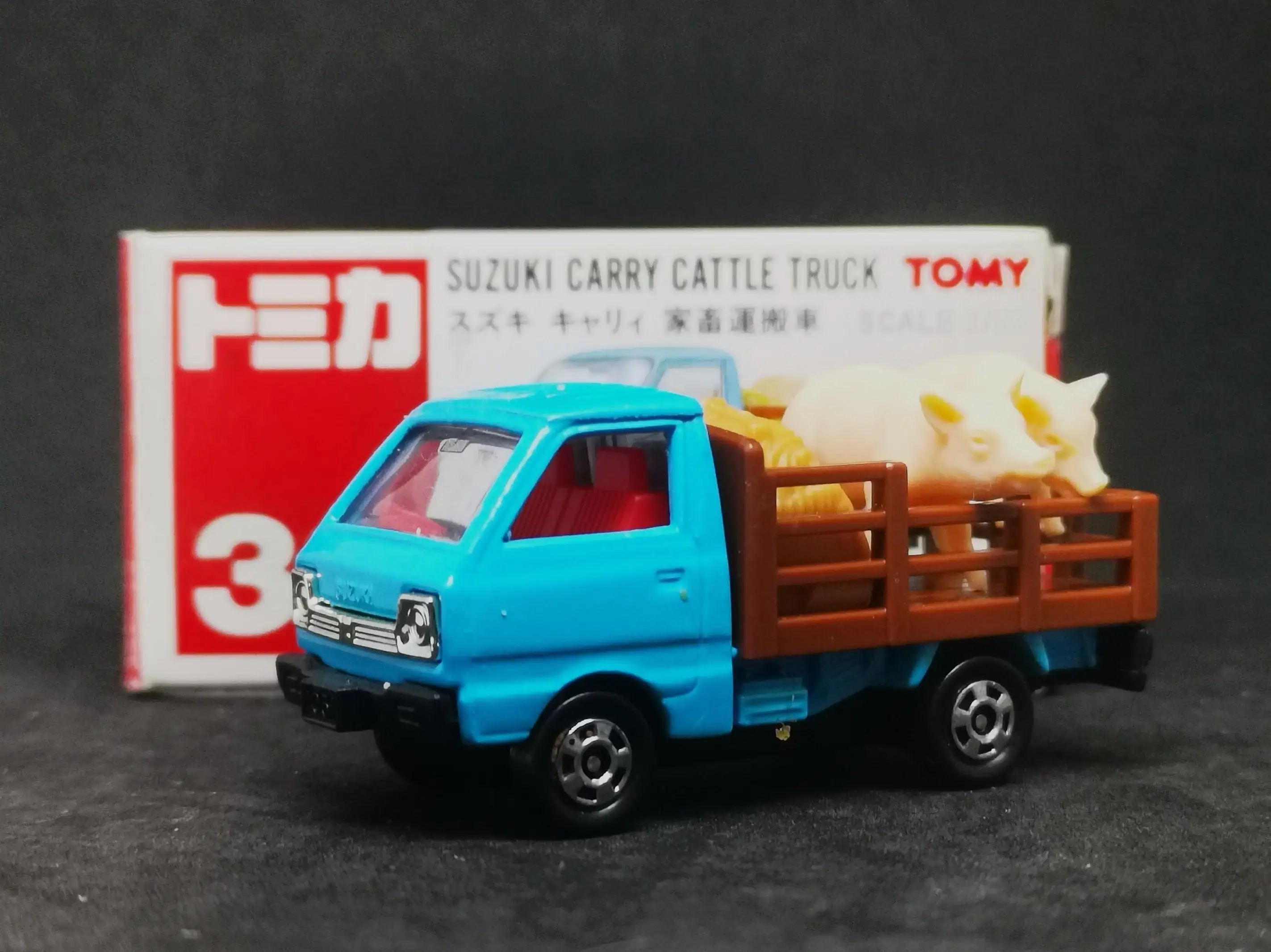 Tomica #39 Suzuki Carry Cattle Truck - Image 3
