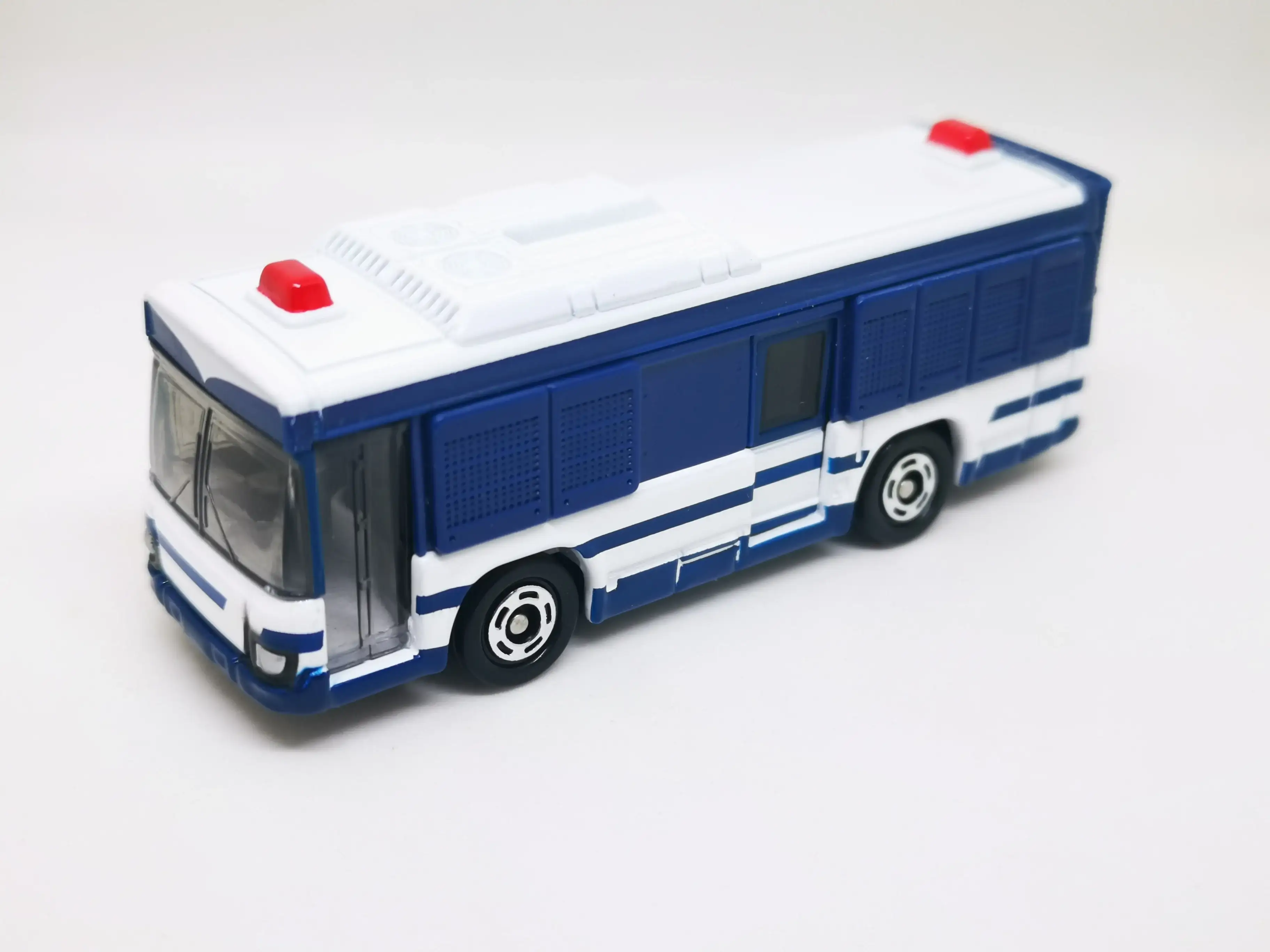 Tomica #98 Isuzu Erga Personnel Transport Vehicle Large Type - Image 3