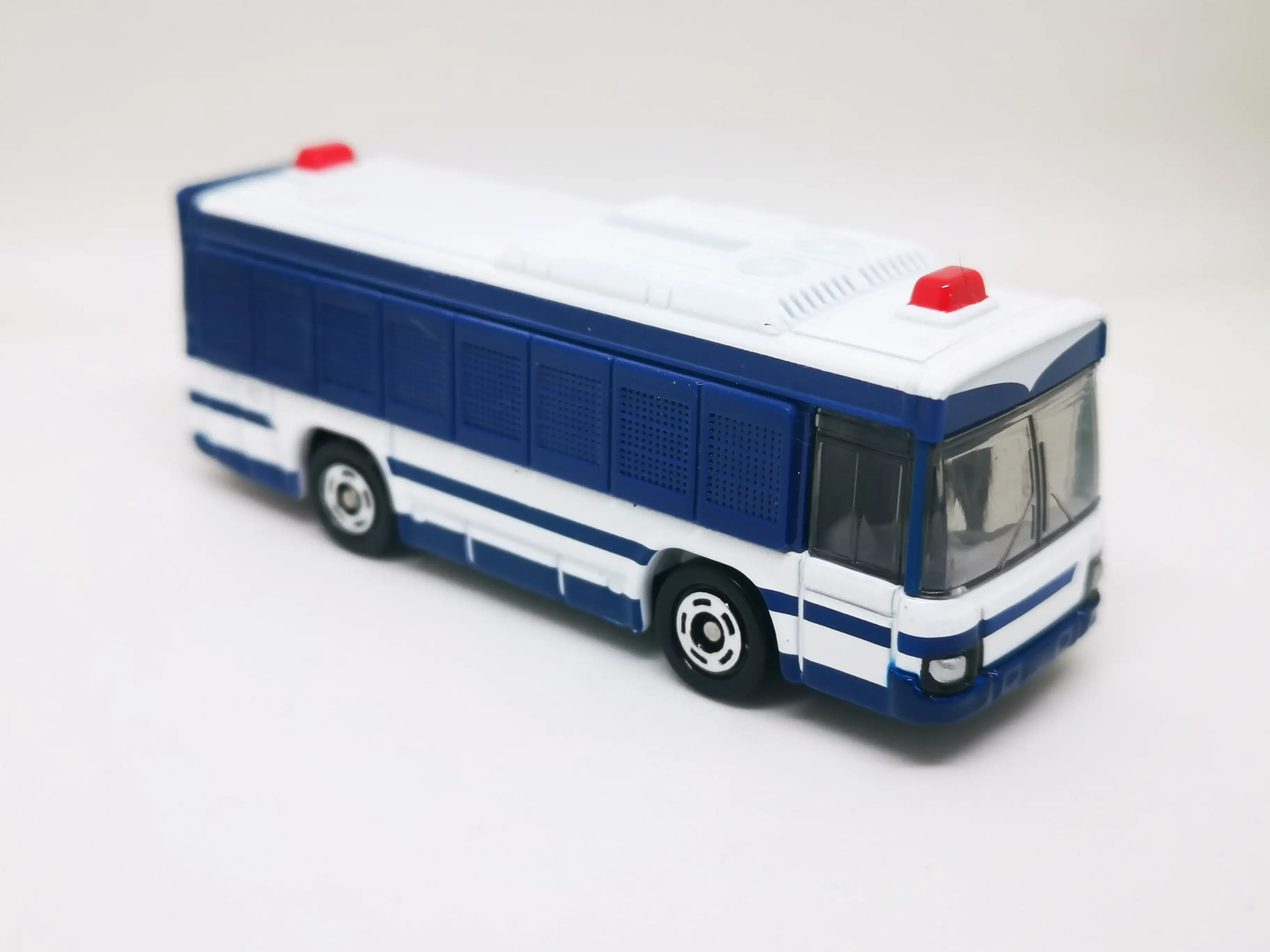 Tomica #98 Isuzu Erga Personnel Transport Vehicle Large Type - Image 4