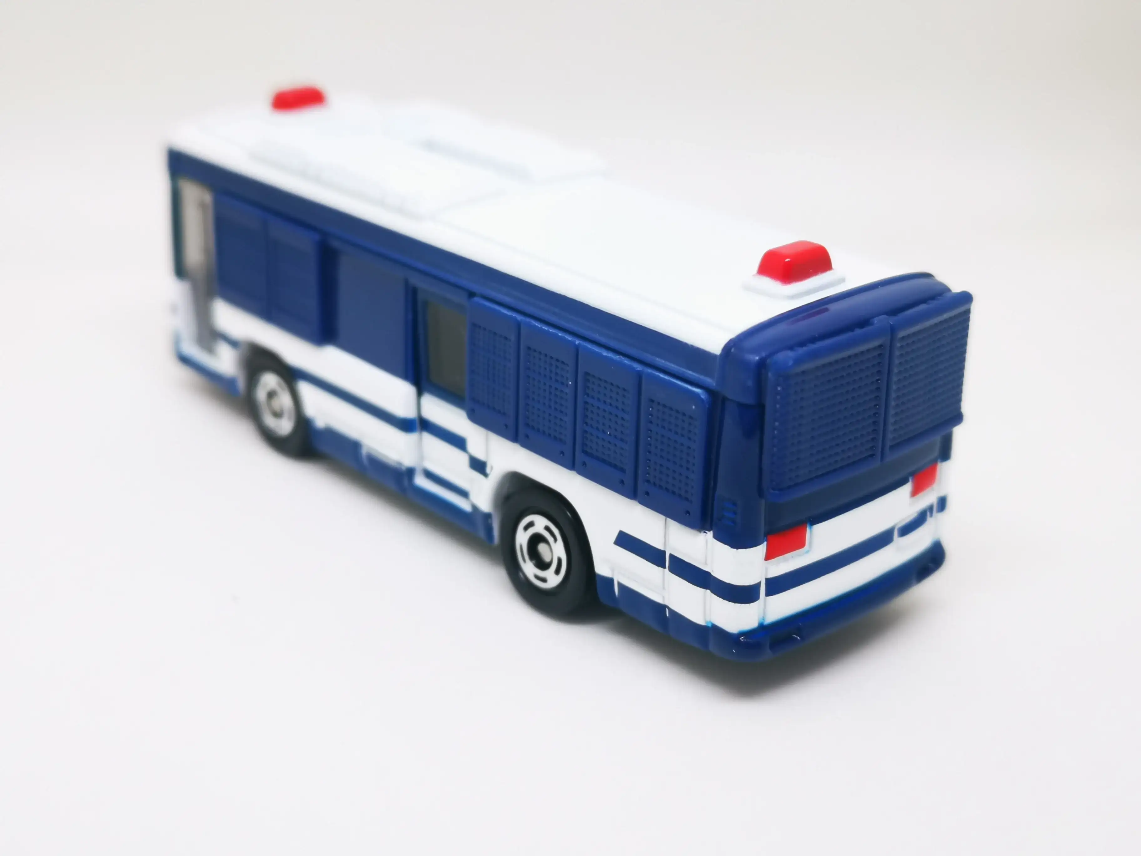 Tomica #98 Isuzu Erga Personnel Transport Vehicle Large Type - Image 5