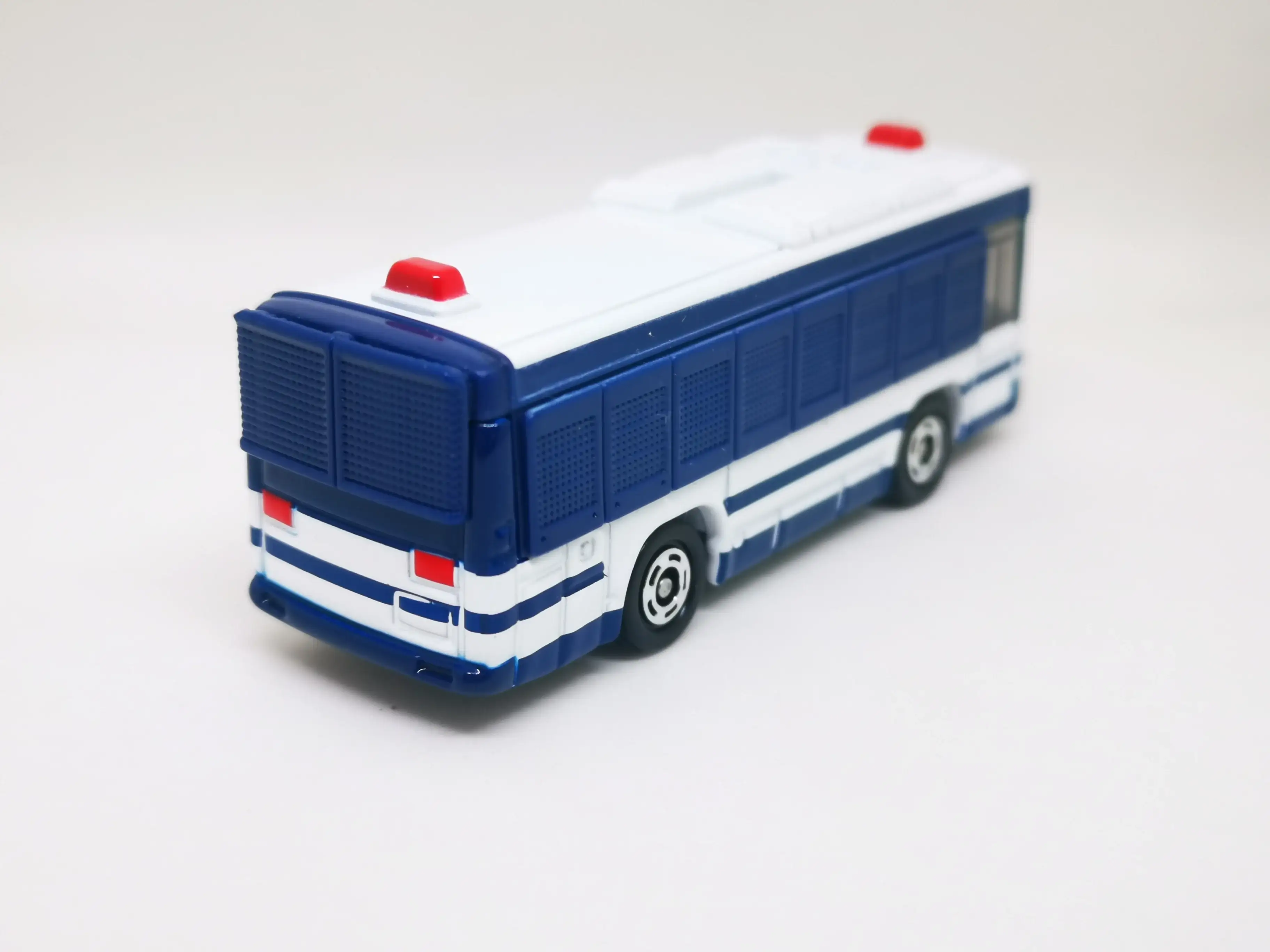 Tomica #98 Isuzu Erga Personnel Transport Vehicle Large Type - Image 6