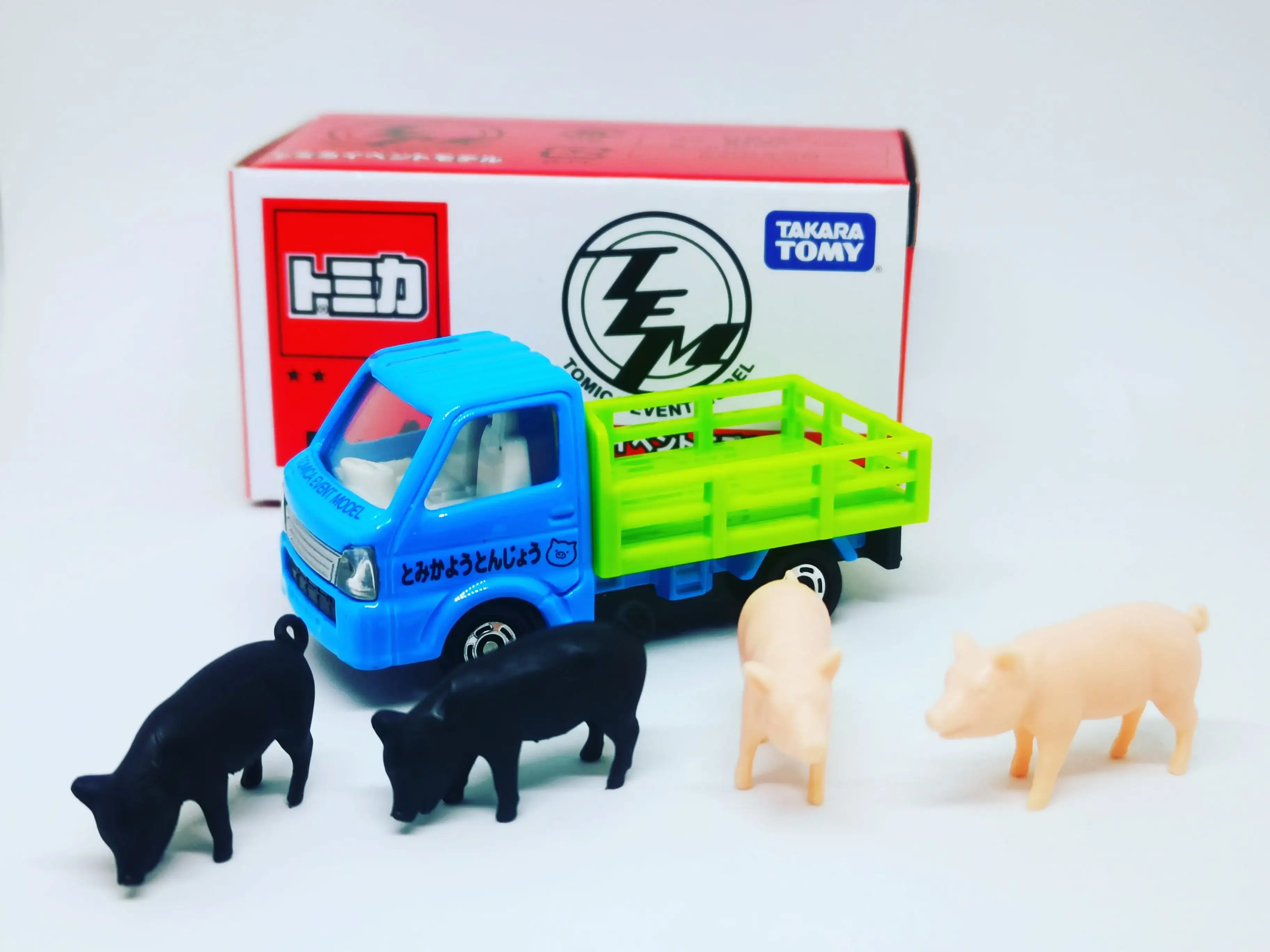 Tomica Event Model #4 Suzuki Carry Pickup Trucks with 4 piglets - Image 3