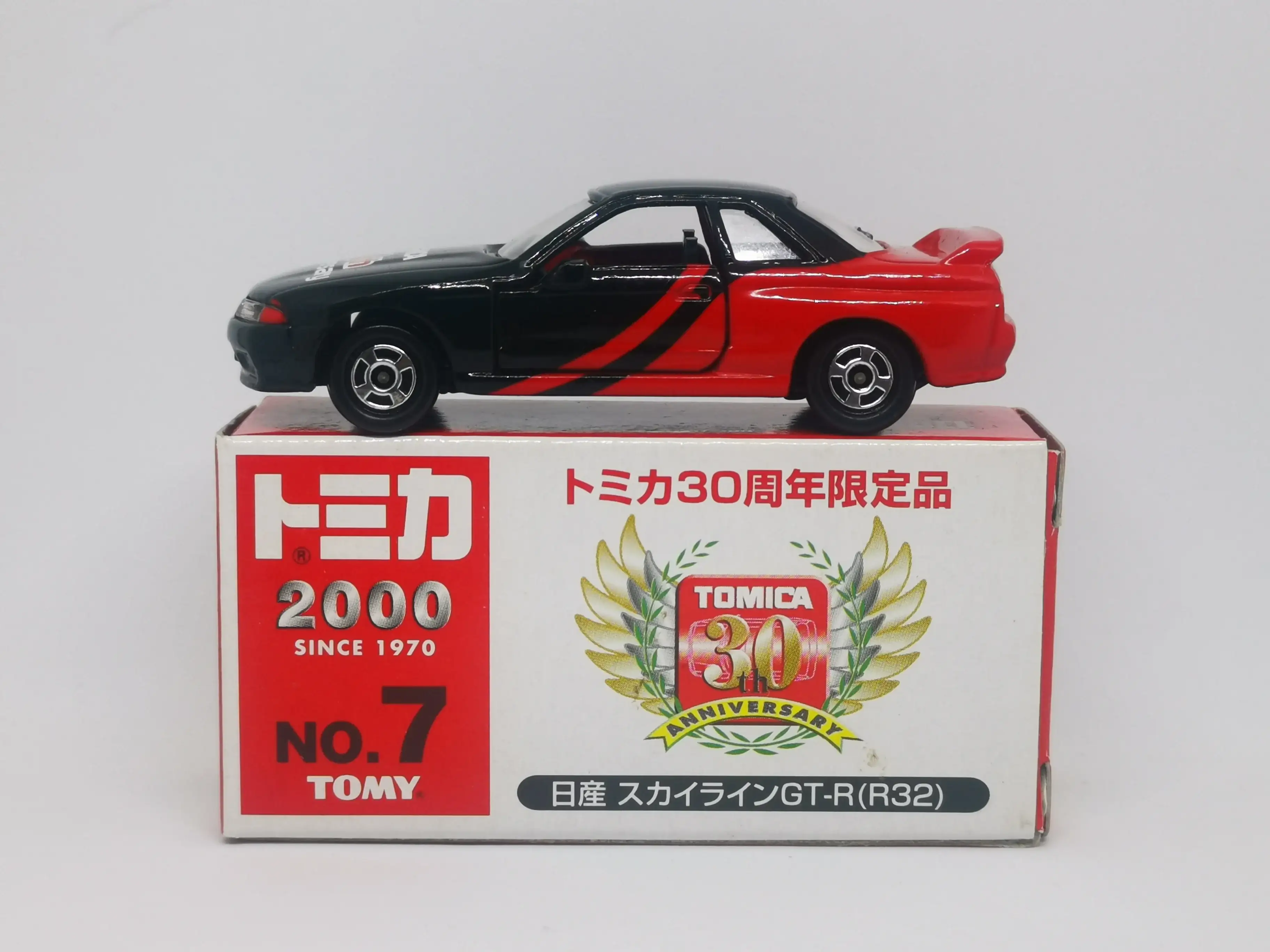 Tomica 30th Anniversary Edition No.07 Nissan Skyline GT-R R32 - Image 3