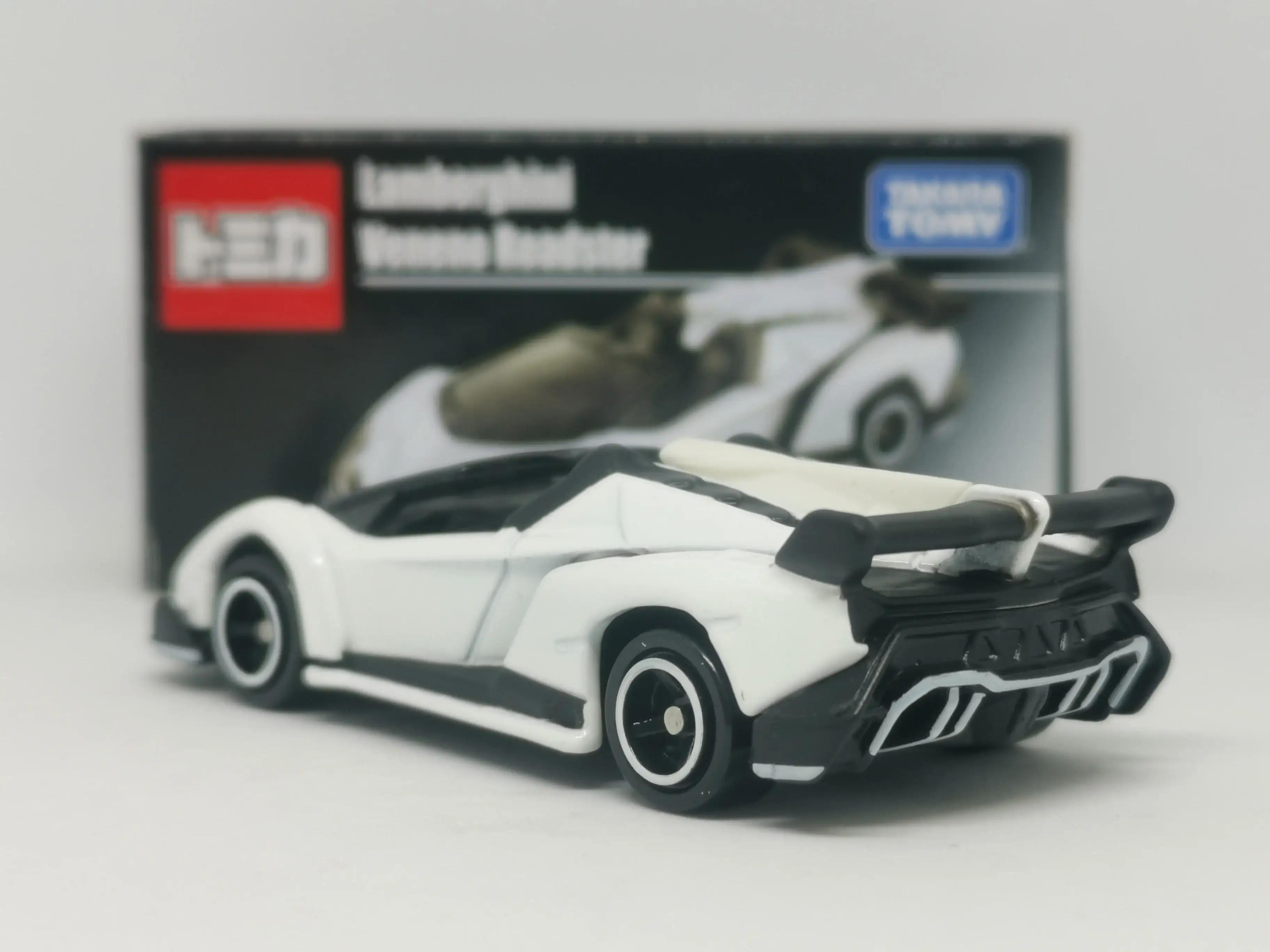 Tomica Hong Kong Exclusive Lamborghini Veneno Roadster (White) - Image 2