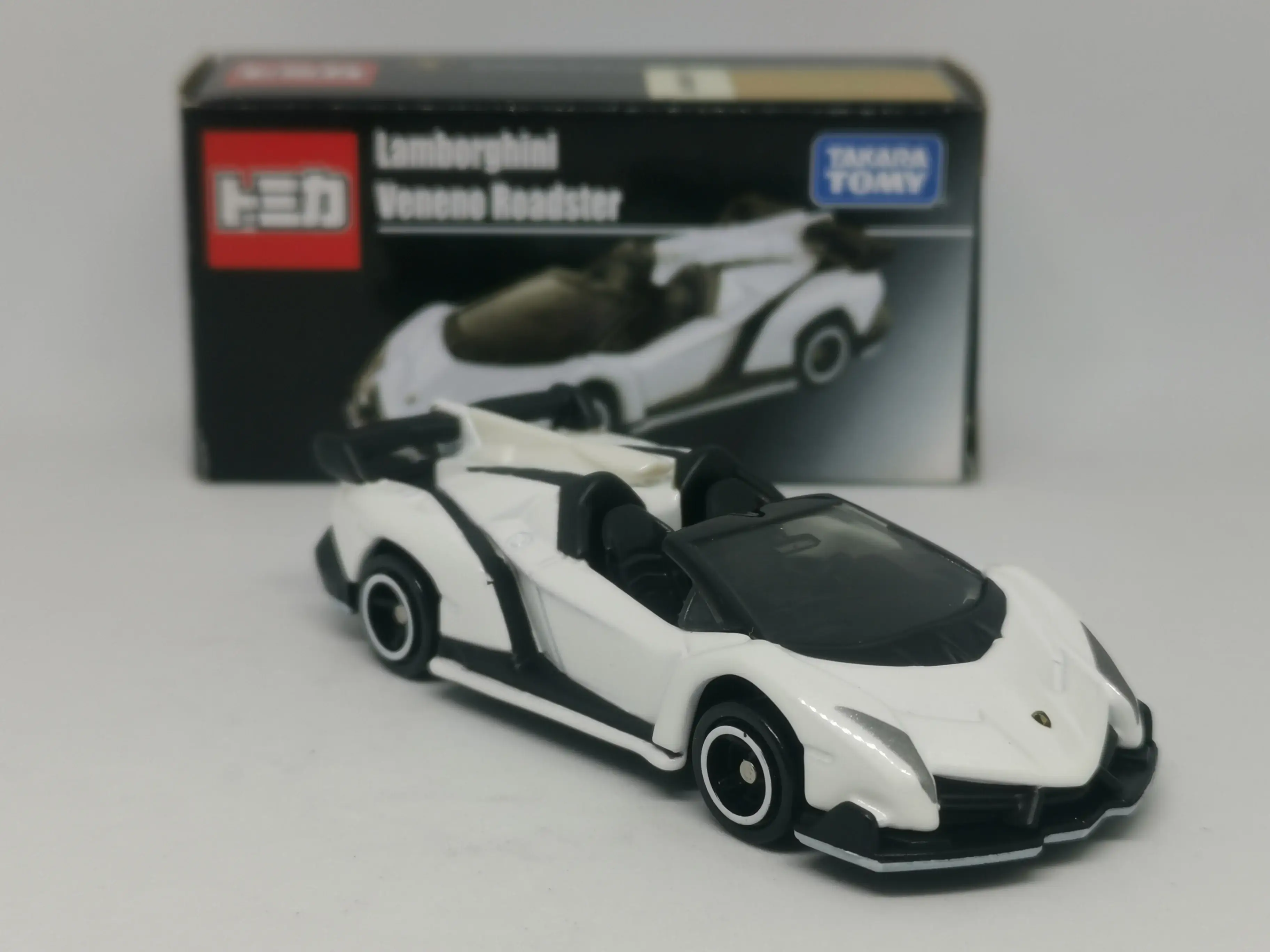 Tomica Hong Kong Exclusive Lamborghini Veneno Roadster (White) - Image 4