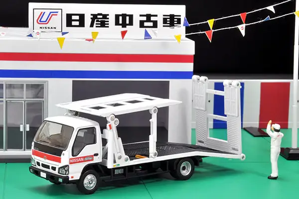 Tomica Limited Vintage Carama Vintage 04d Used Car Store (Nissan Used Car) - Image 9