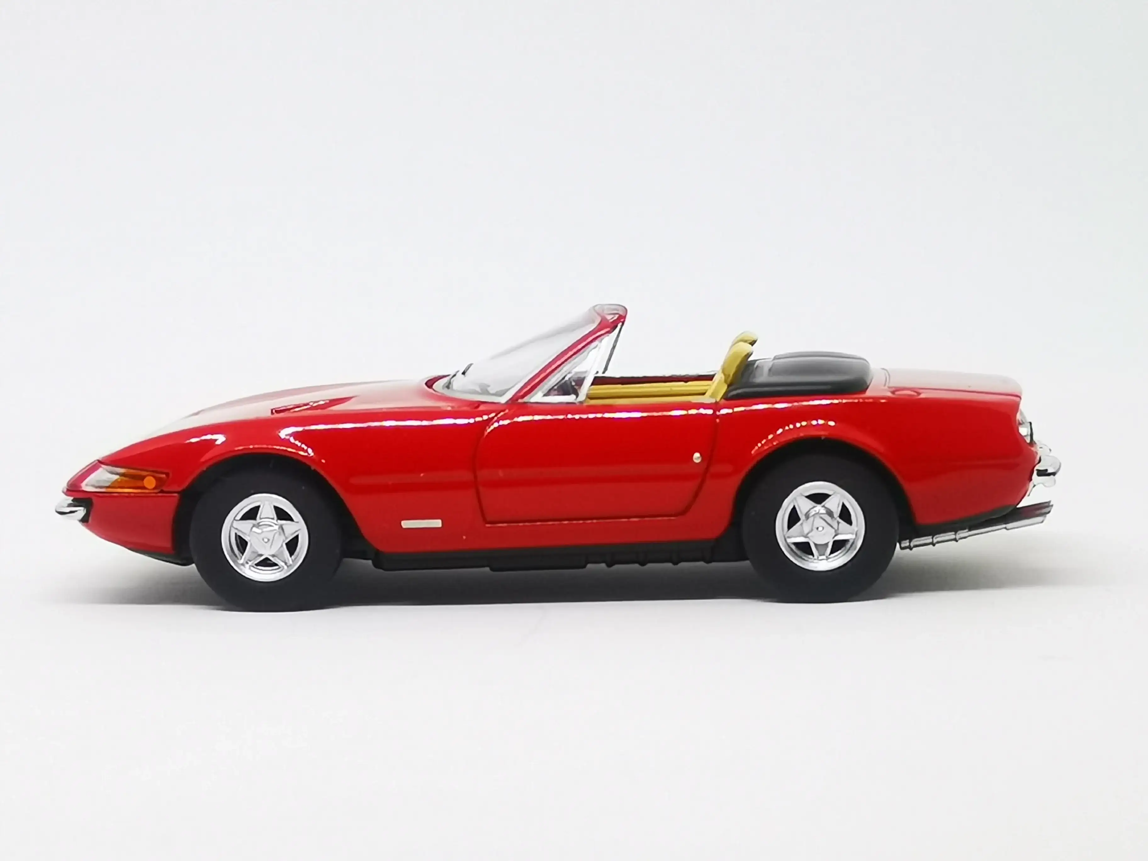 Tomica Limited Vintage Ferrari 365 GTS4 (Red) - Image 4
