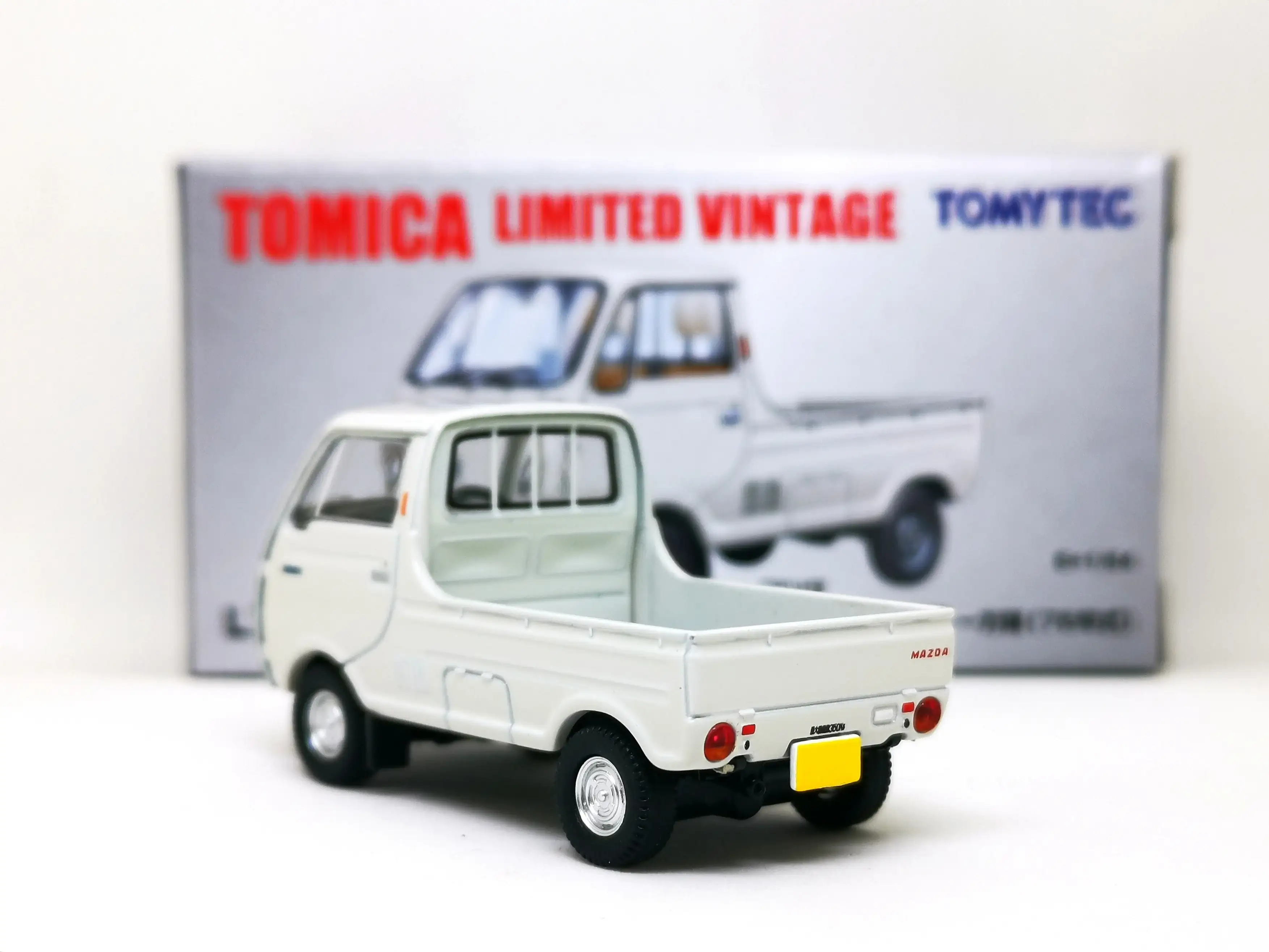 Tomica Limited Vintage LV-185b Mazda Porter Cab - Image 3