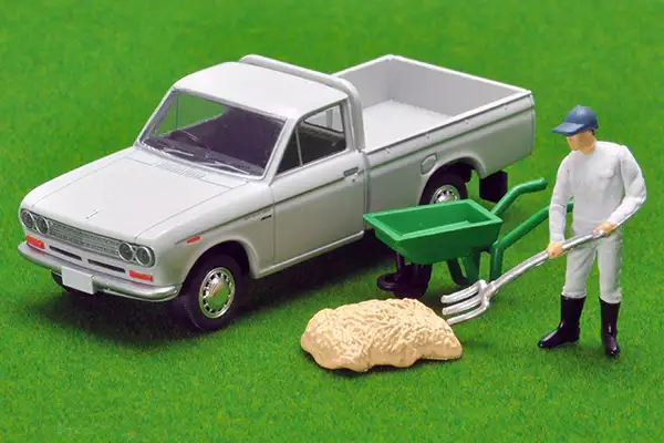 Tomica Limited Vintage LV-195c Datsun Truck 1300 Deluxe (White) with Figure