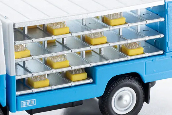 Tomica Limited Vintage LV-210a Mazda E2000 bottle car (white/light blue) - Image 4
