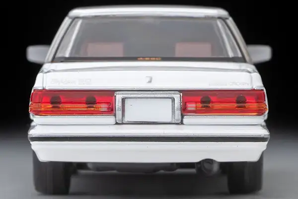 Tomica Limited Vintage LV-N199c Toyota Crown Hardtop 3.0 Royal Saloon G (white) 1985 model - Image 4