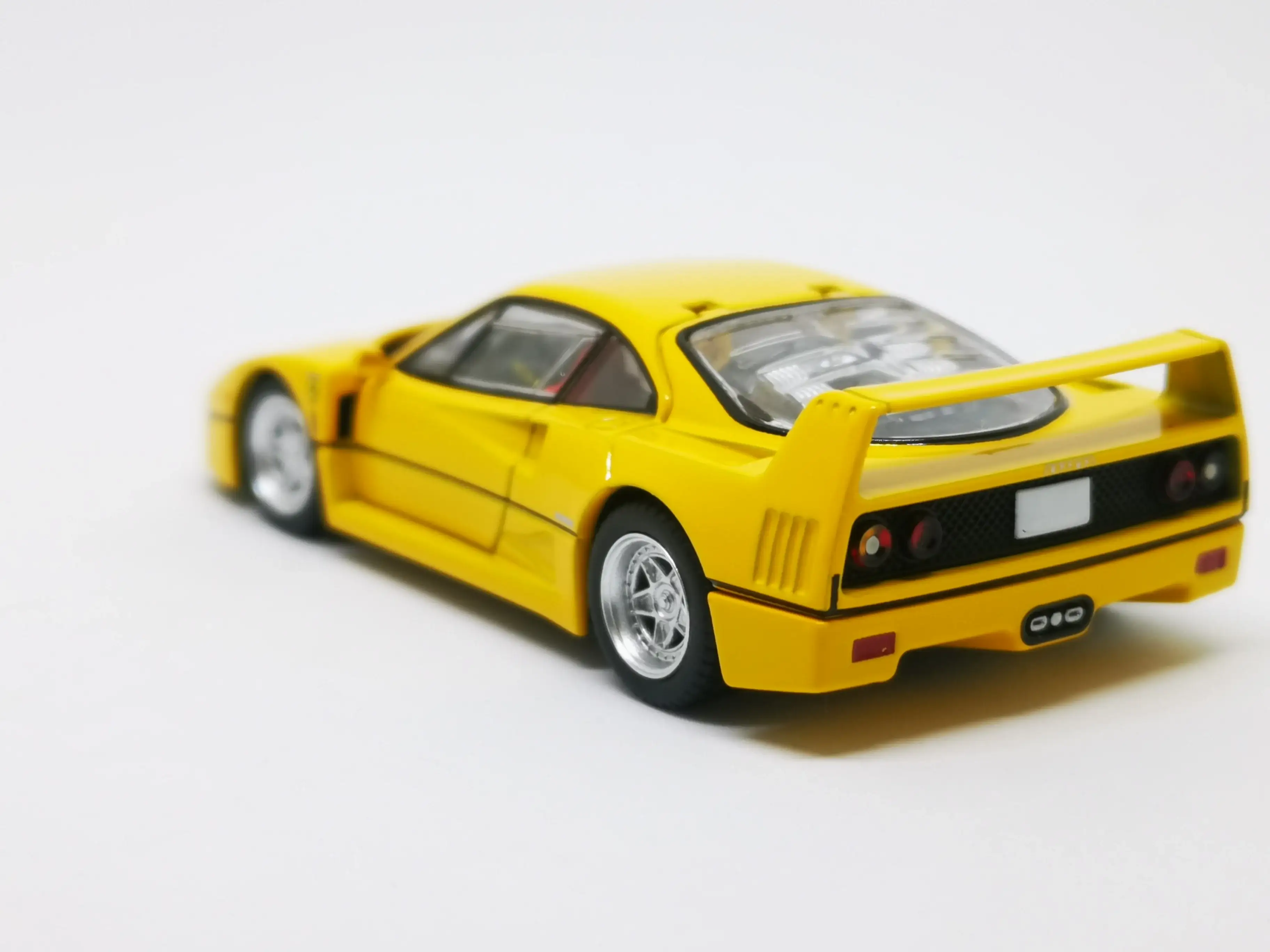 Tomica Limited Vintage Neo Ferrari F40 (Yellow) - Image 3