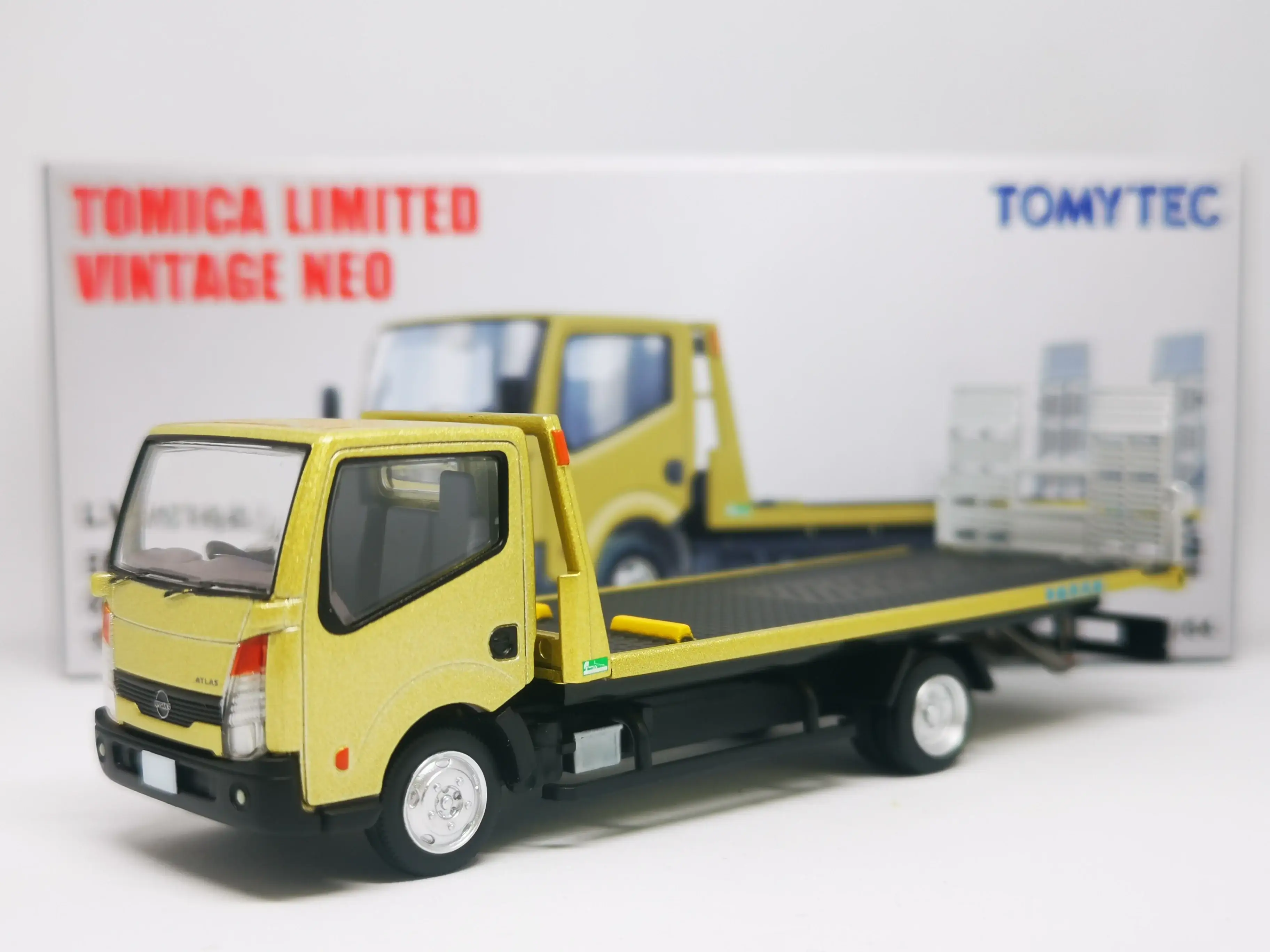 Tomica Limited Vintage Neo LV-N144c Nissan Atlas F24 Safety Loader (Gold)