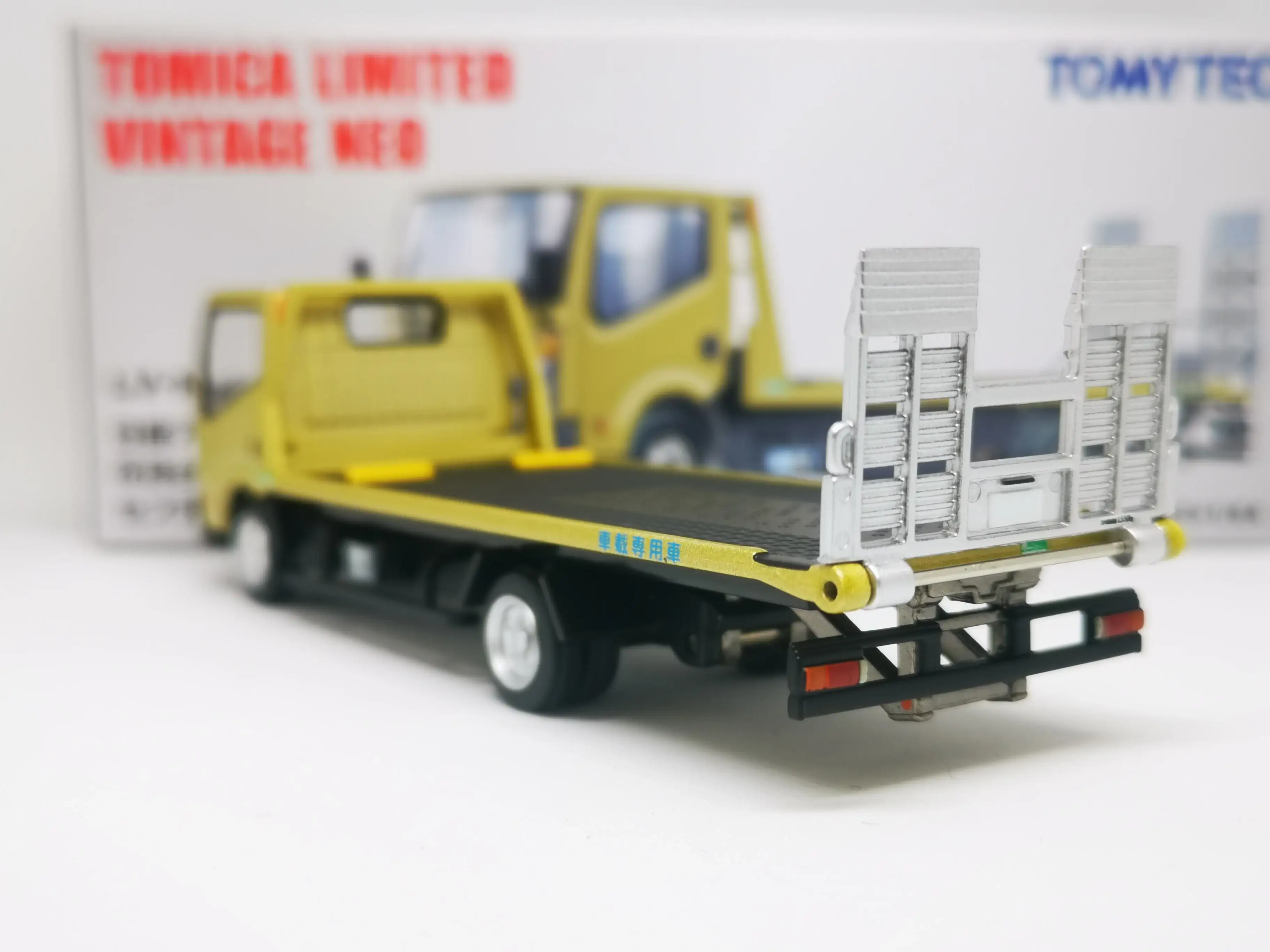 Tomica Limited Vintage Neo LV-N144c Nissan Atlas F24 Safety Loader (Gold) - Image 2