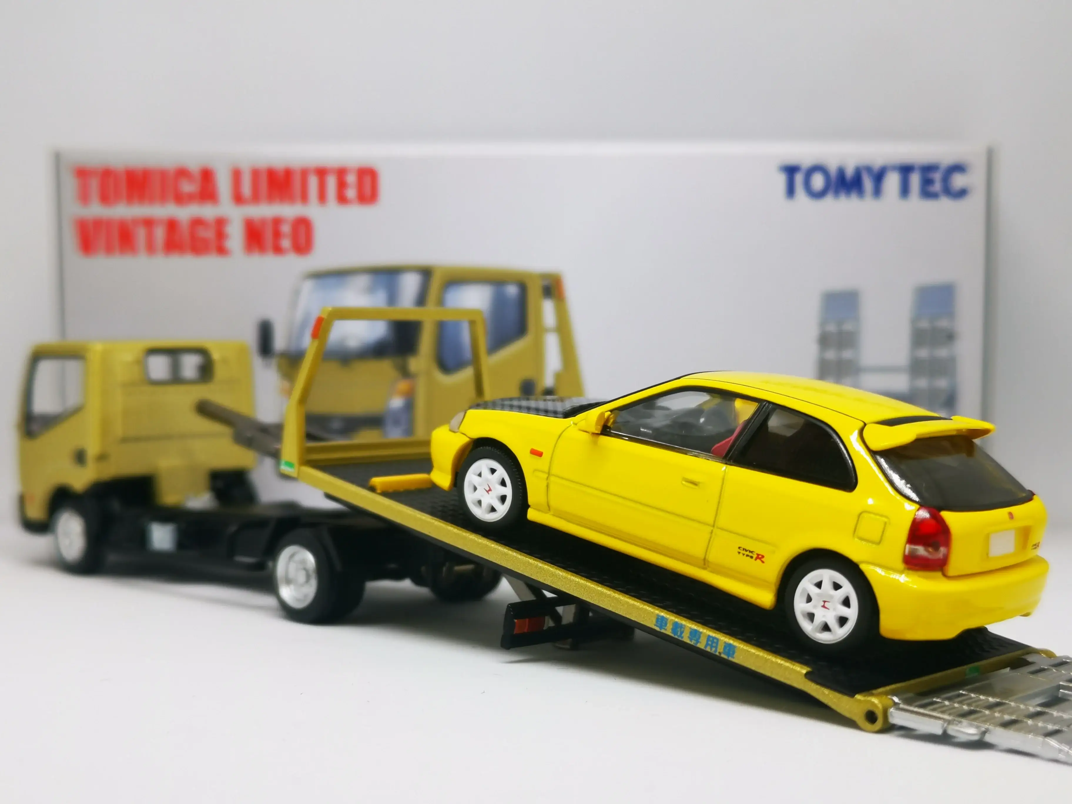 Tomica Limited Vintage Neo LV-N144c Nissan Atlas F24 Safety Loader (Gold) - Image 3