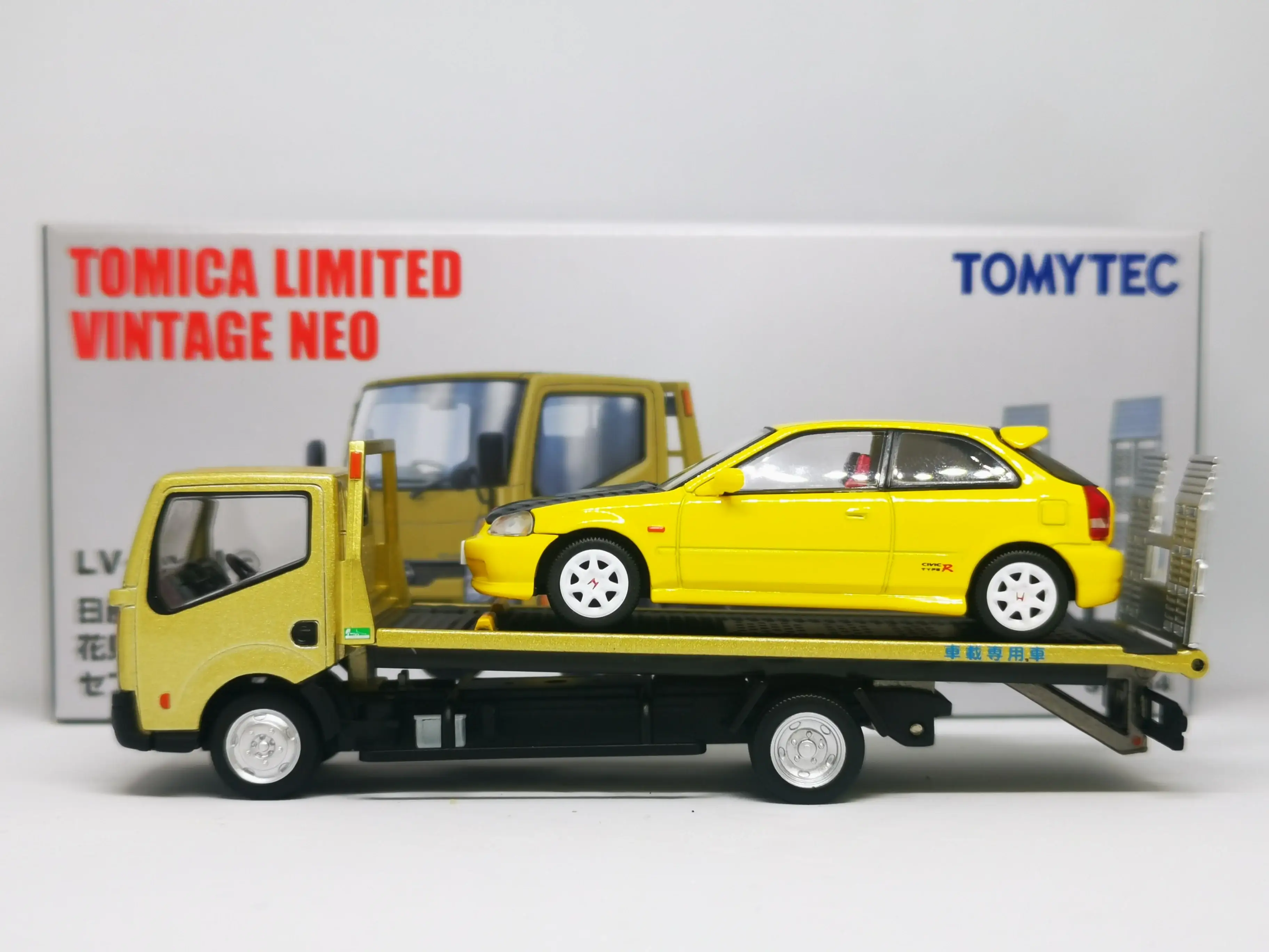 Tomica Limited Vintage Neo LV-N144c Nissan Atlas F24 Safety Loader (Gold) - Image 4