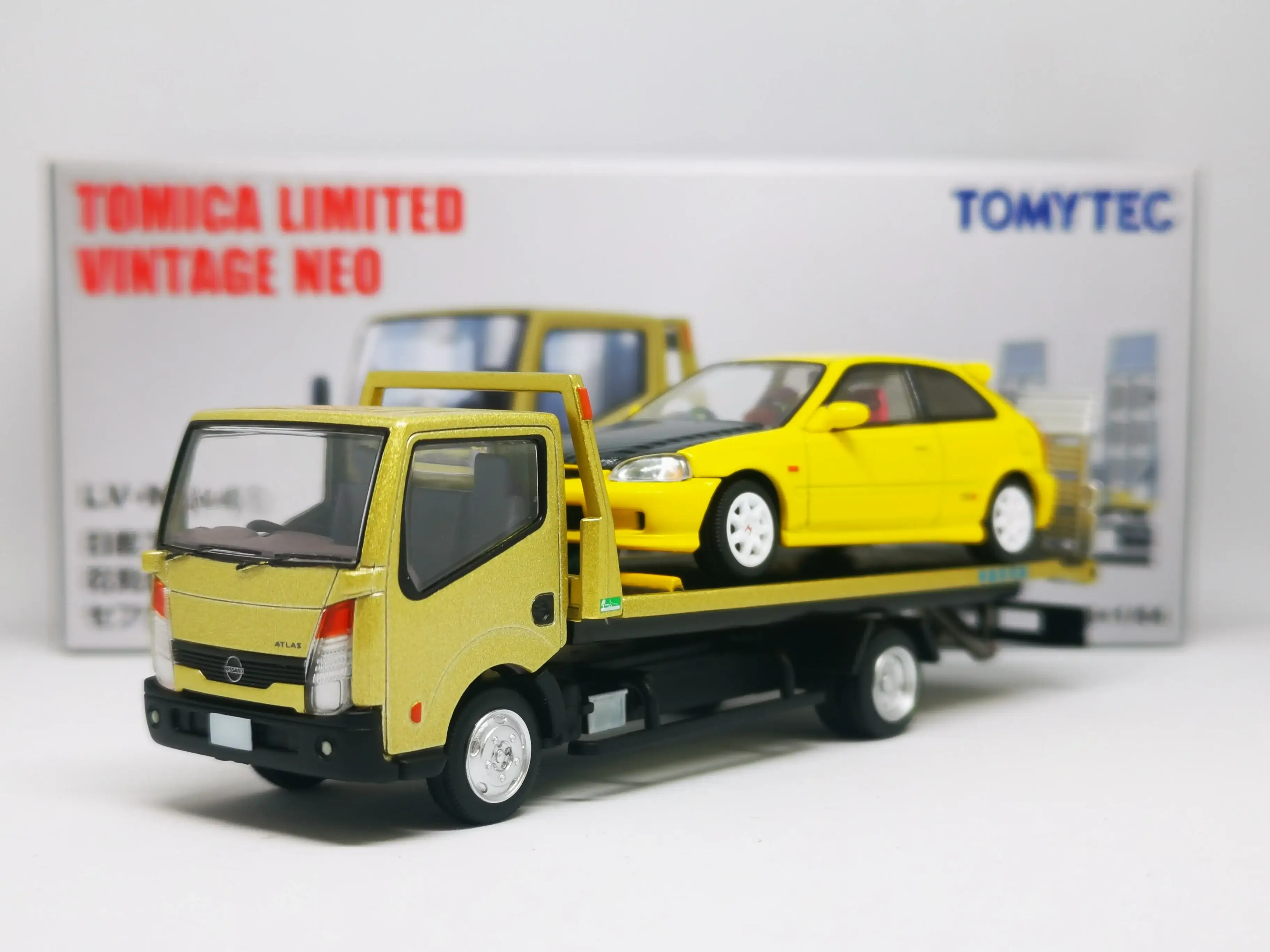 Tomica Limited Vintage Neo LV-N144c Nissan Atlas F24 Safety Loader (Gold) - Image 5