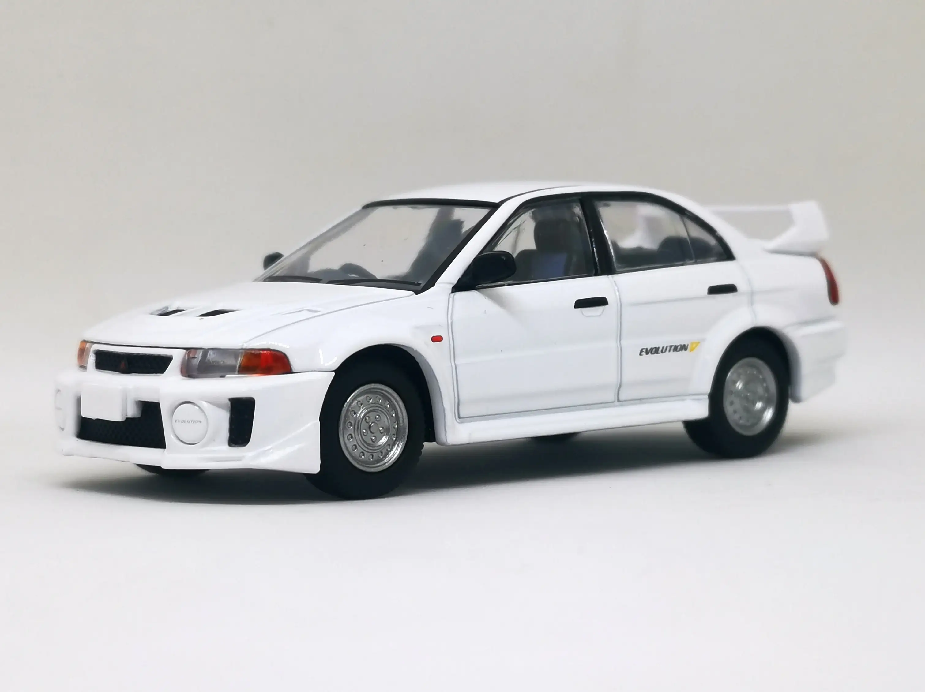 Tomica Limited Vintage Neo LV-N187c Mitsubishi Lancer Evolution V (White)
