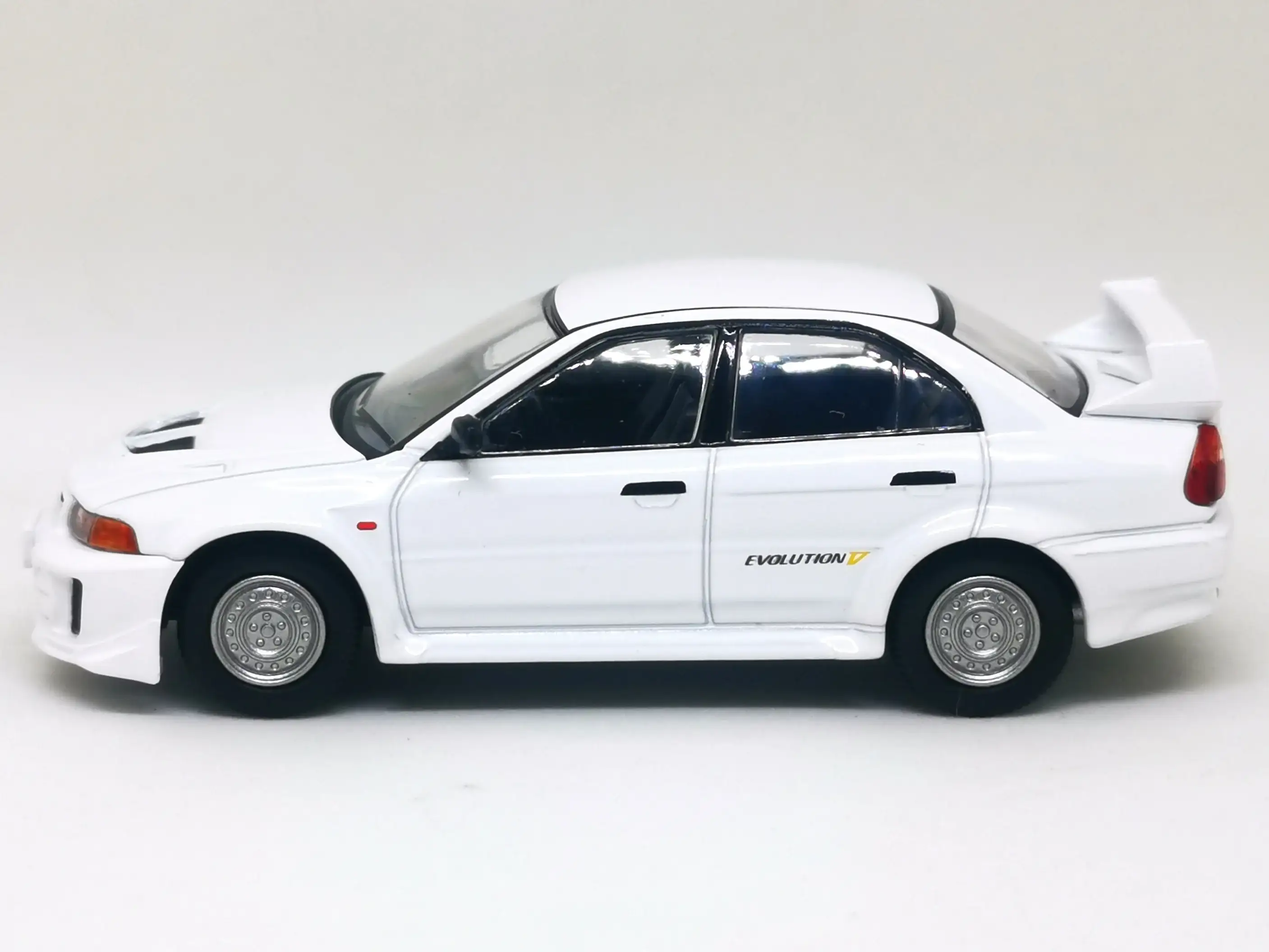 Tomica Limited Vintage Neo LV-N187c Mitsubishi Lancer Evolution V (White) - Image 2