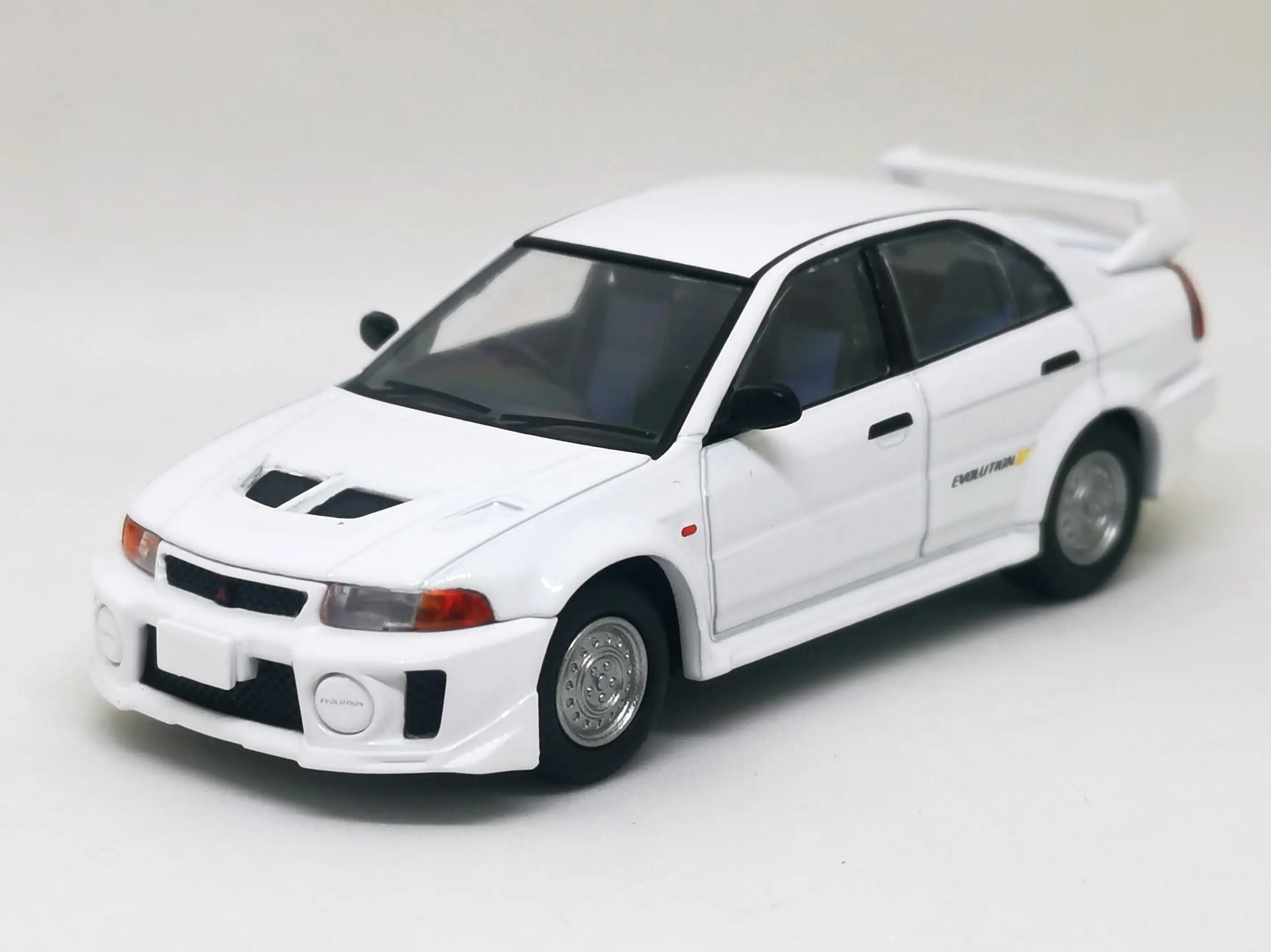 Tomica Limited Vintage Neo LV-N187c Mitsubishi Lancer Evolution V (White) - Image 3