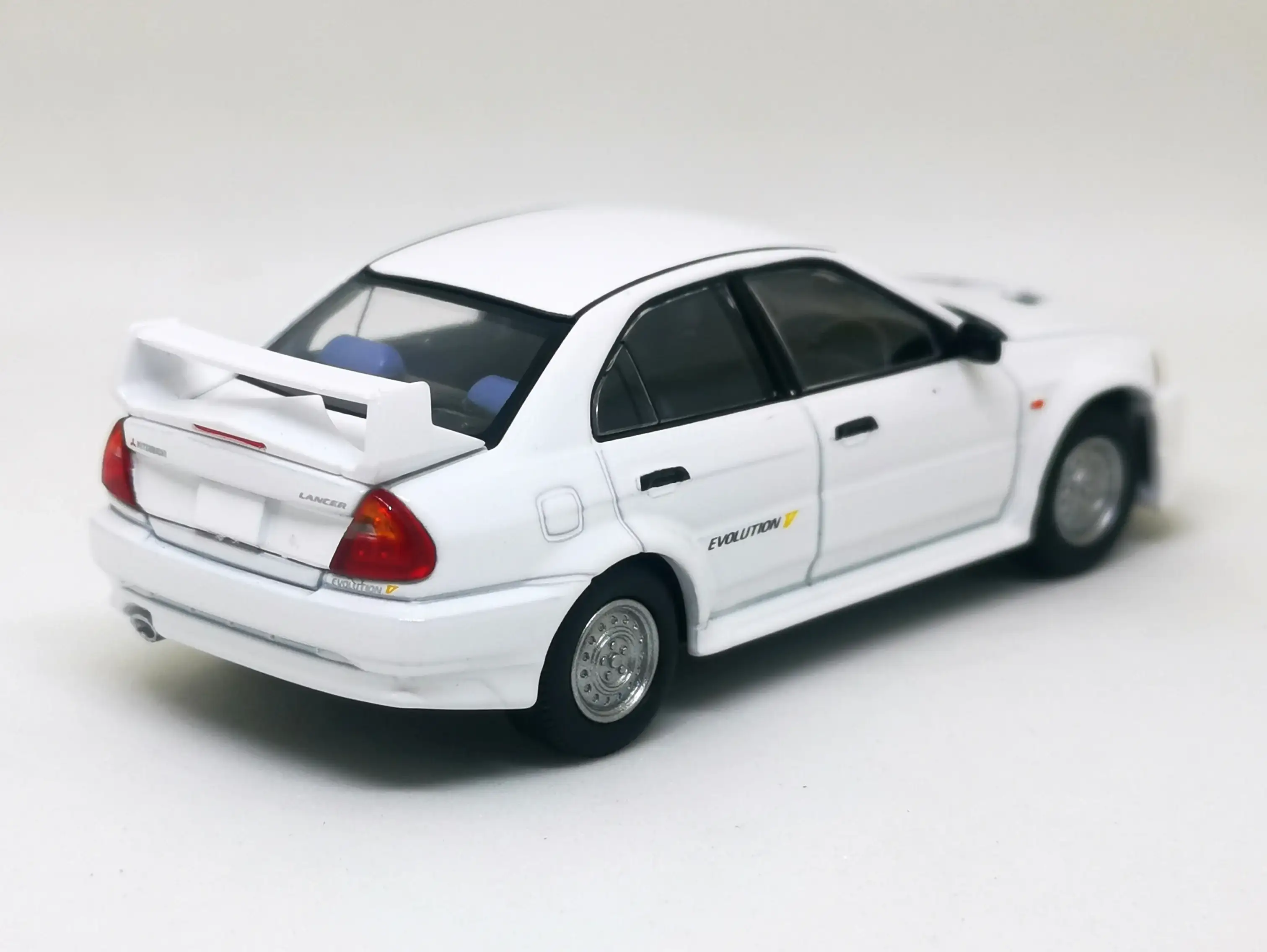 Tomica Limited Vintage Neo LV-N187c Mitsubishi Lancer Evolution V (White) - Image 5