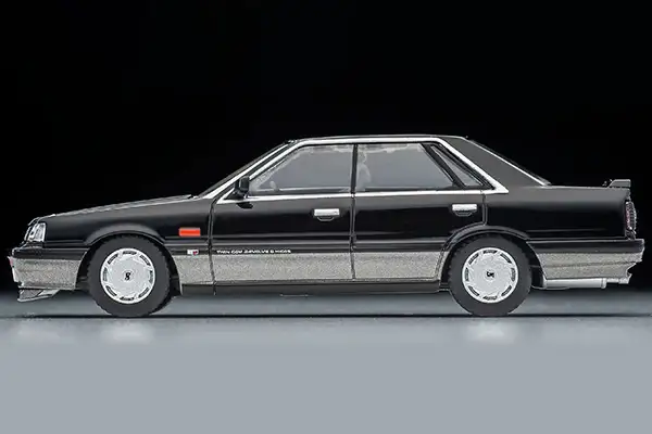 Tomica Limited Vintage Neo LV-N301b NISSAN SKYLINE 4DOOR HT GTS TWINCAM 24V (BLACK/SILVER) - Image 3