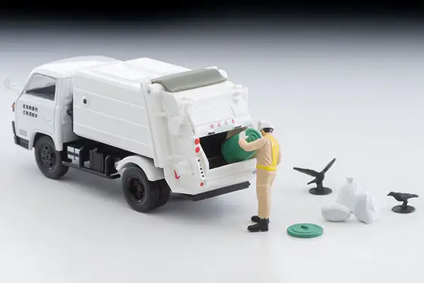 Tomica Limited Vintage Neo LV-N343b Mitsubishi Fuso Canter Cleaning Truck (White) with Figure - Image 2