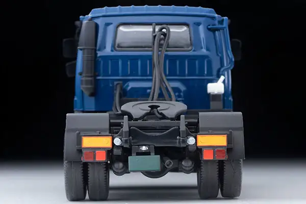 Tomica Limited Vintage Neo LV-N347A Isuzu 810EX tractor head (Dark Blue) - Image 4