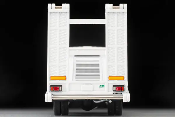 Tomica Limited Vintage Neo N221b Nissan Atlas Hanamidai Bigwide
(Nissan) - Image 5