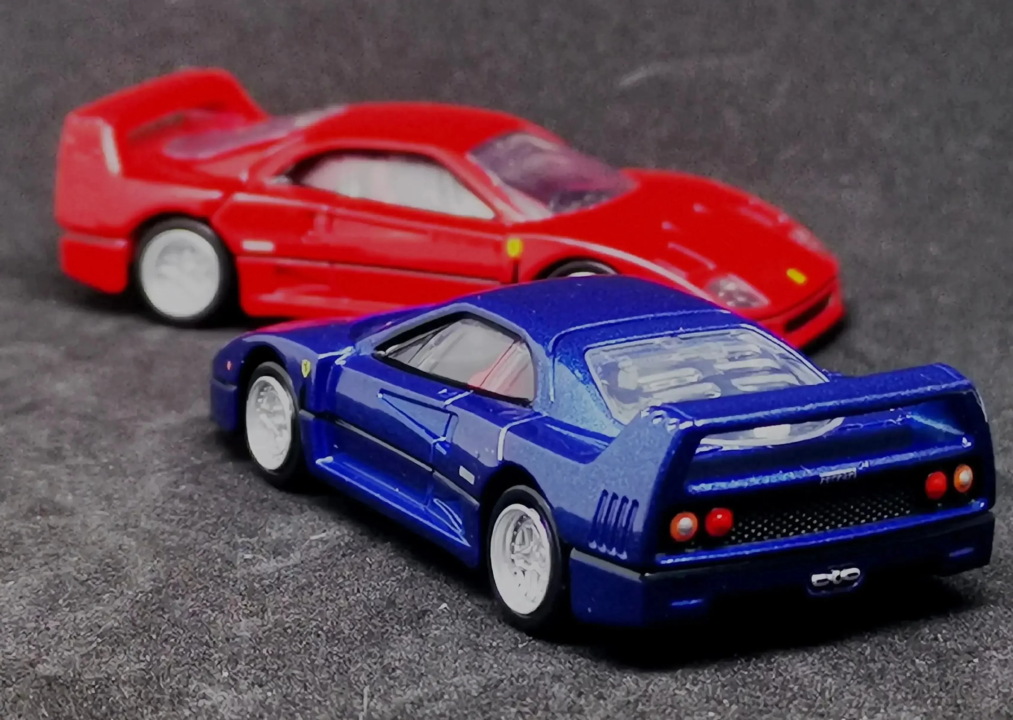 Tomica Premium No. 31 Ferrari F40 Set of Two - Image 5