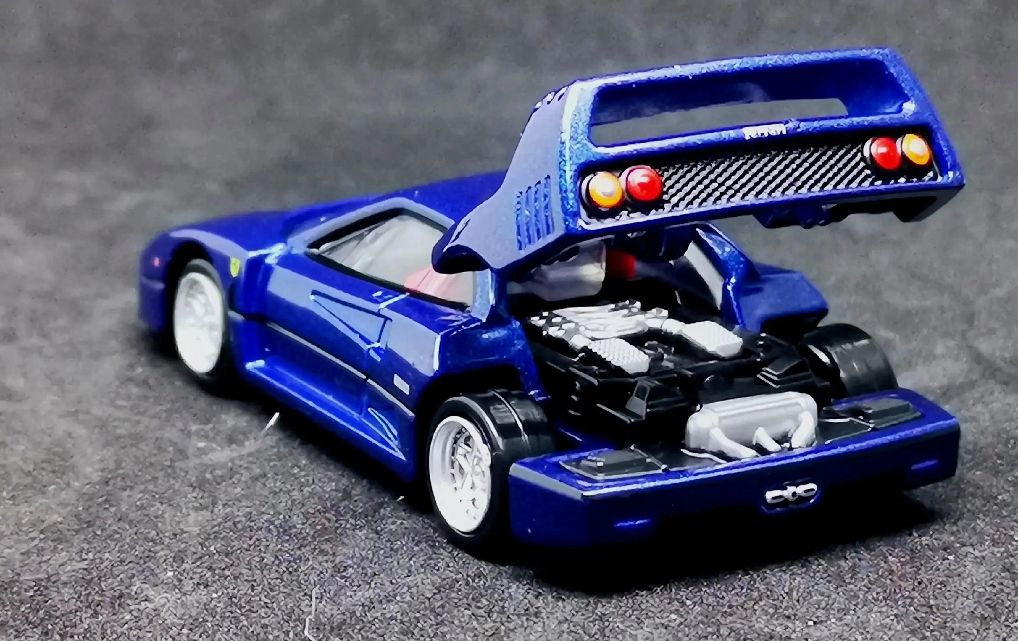 Tomica Premium No. 31 Ferrari F40 Set of Two - Image 7