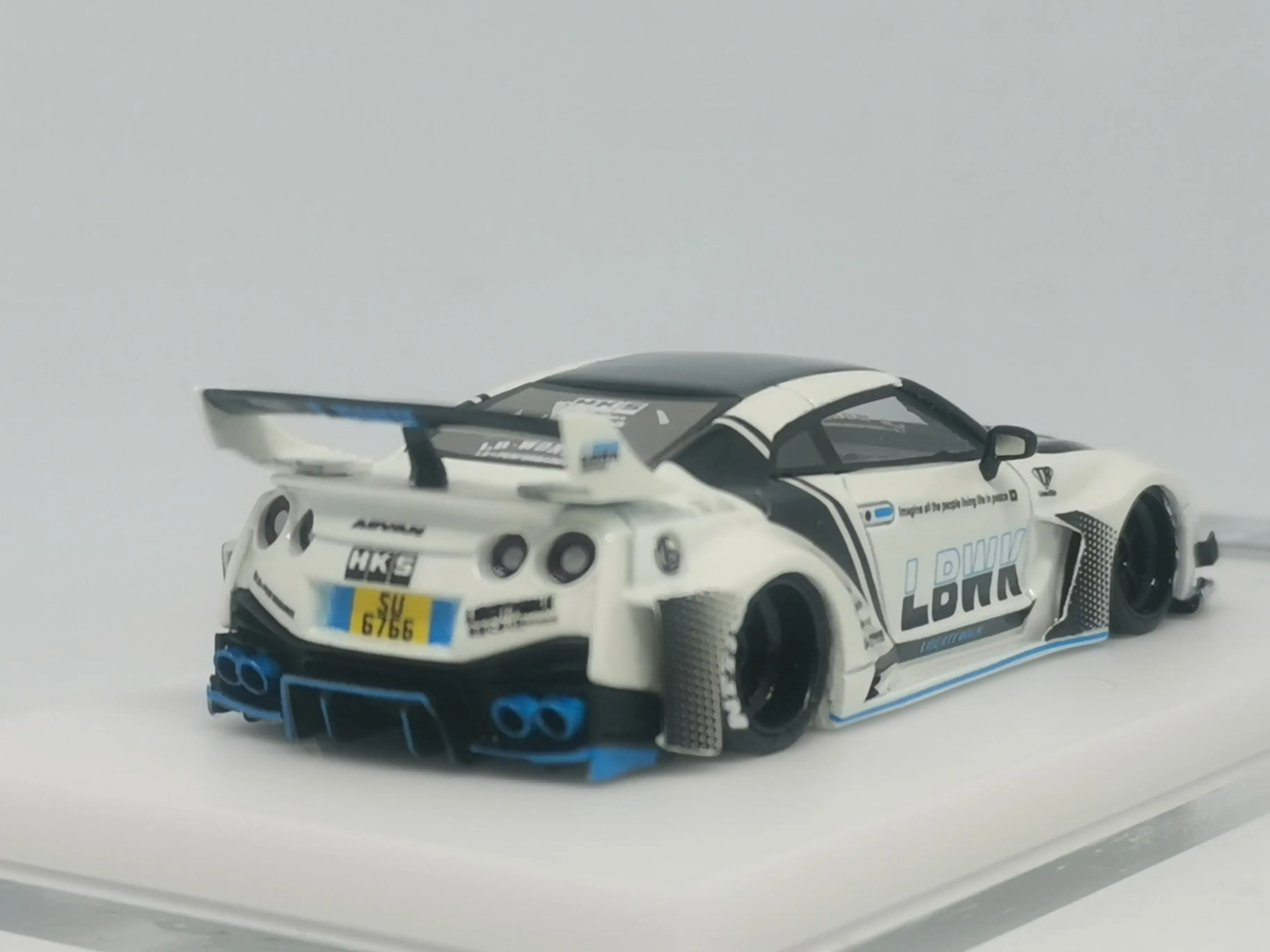 Veloce 1:64 Liberty Walk LB-Silhouette Works Nissan GT-R R35 35GT-RR (LBWK - Hong Kong Version White) (Resin Limited to 70 pcs) - Image 3